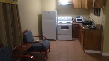 Studio Suite, 1 kamar tidur | Bantalan ekstra lembut, setrika/meja setrika, dan Wi-Fi gratis