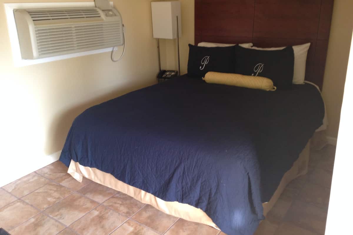 Standard Room, 1 Queen Bed, Non Smoking | Pillowtop beds, iron/ironing board, WiFi (free)