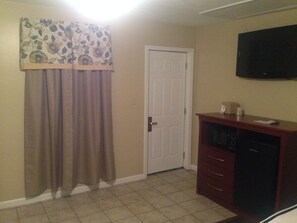 Standard Room, 1 Double Bed, Non Smoking | Pillowtop beds, iron/ironing board, free WiFi