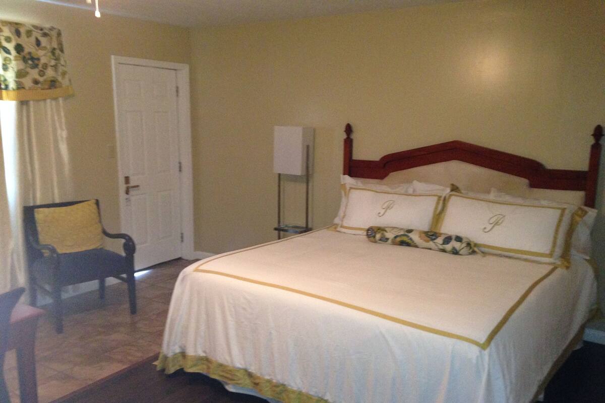Deluxe Room, 1 King Bed, Non Smoking | Pillowtop beds, iron/ironing board, WiFi (free)