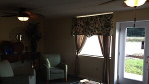 Unclassified image, 3 of 10, button - Pleasure Point Inn & Suites (Monticello)