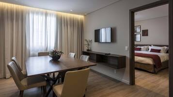 Executive Room, 1 Double Bed | Minibar, in-room safe, desk, blackout curtains