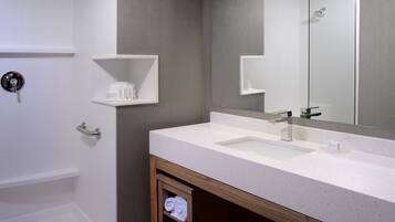 Combined shower/tub, free toiletries, hair dryer, towels