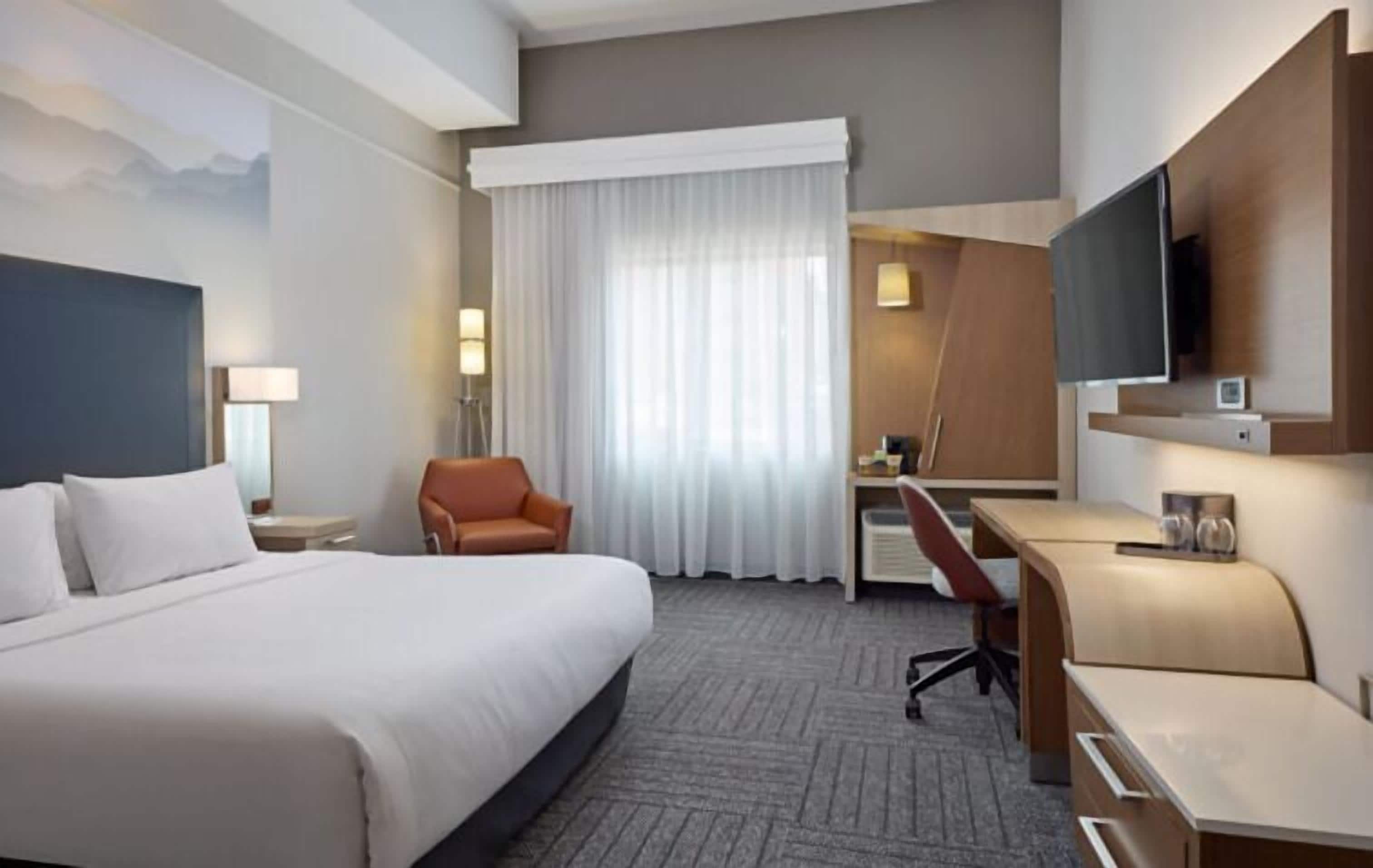 Bộ đồ giường cao cấp, bàn, bàn ủi/dụng cụ ủi quần áo 