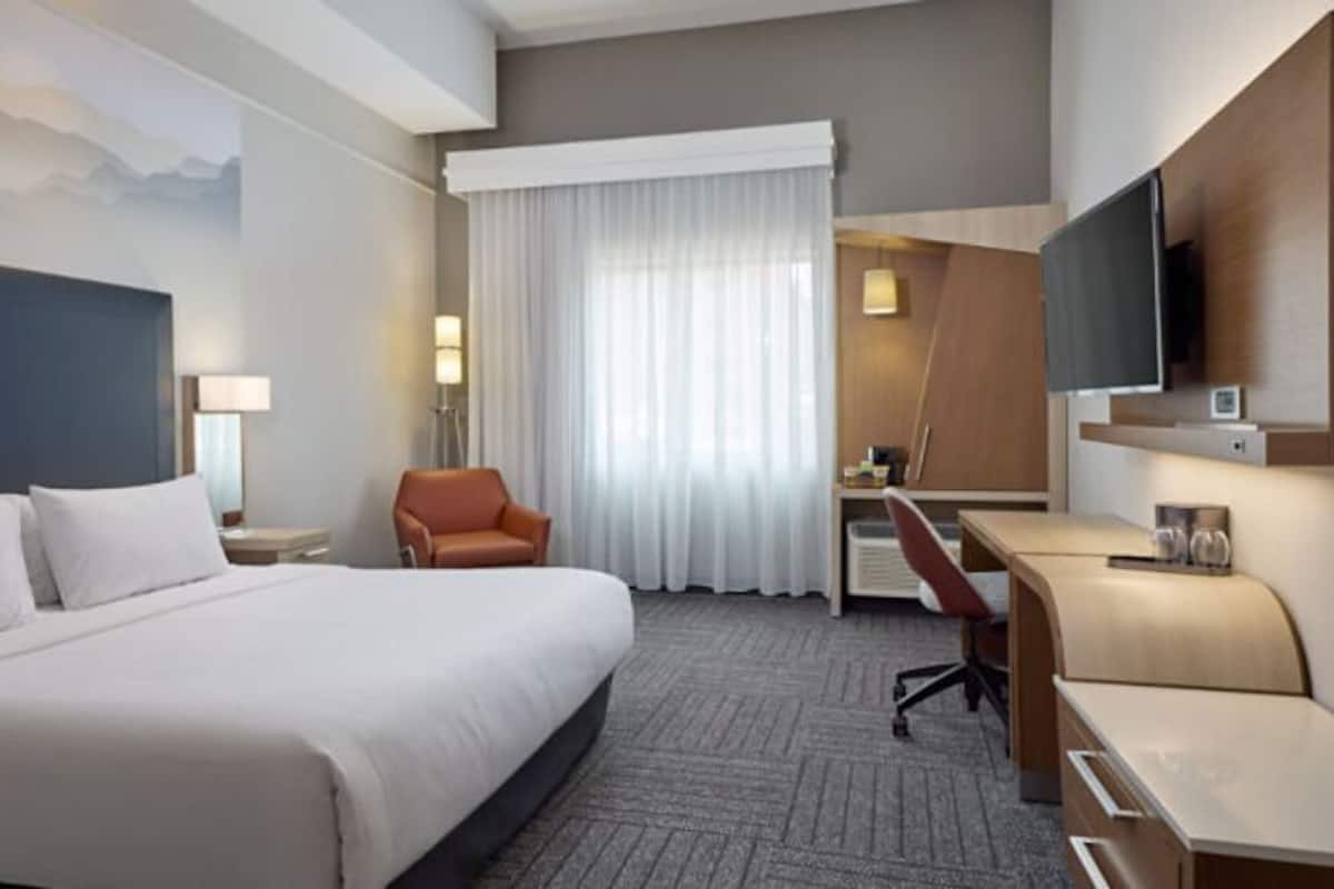 Premium bedding, desk, iron/ironing board, free WiFi