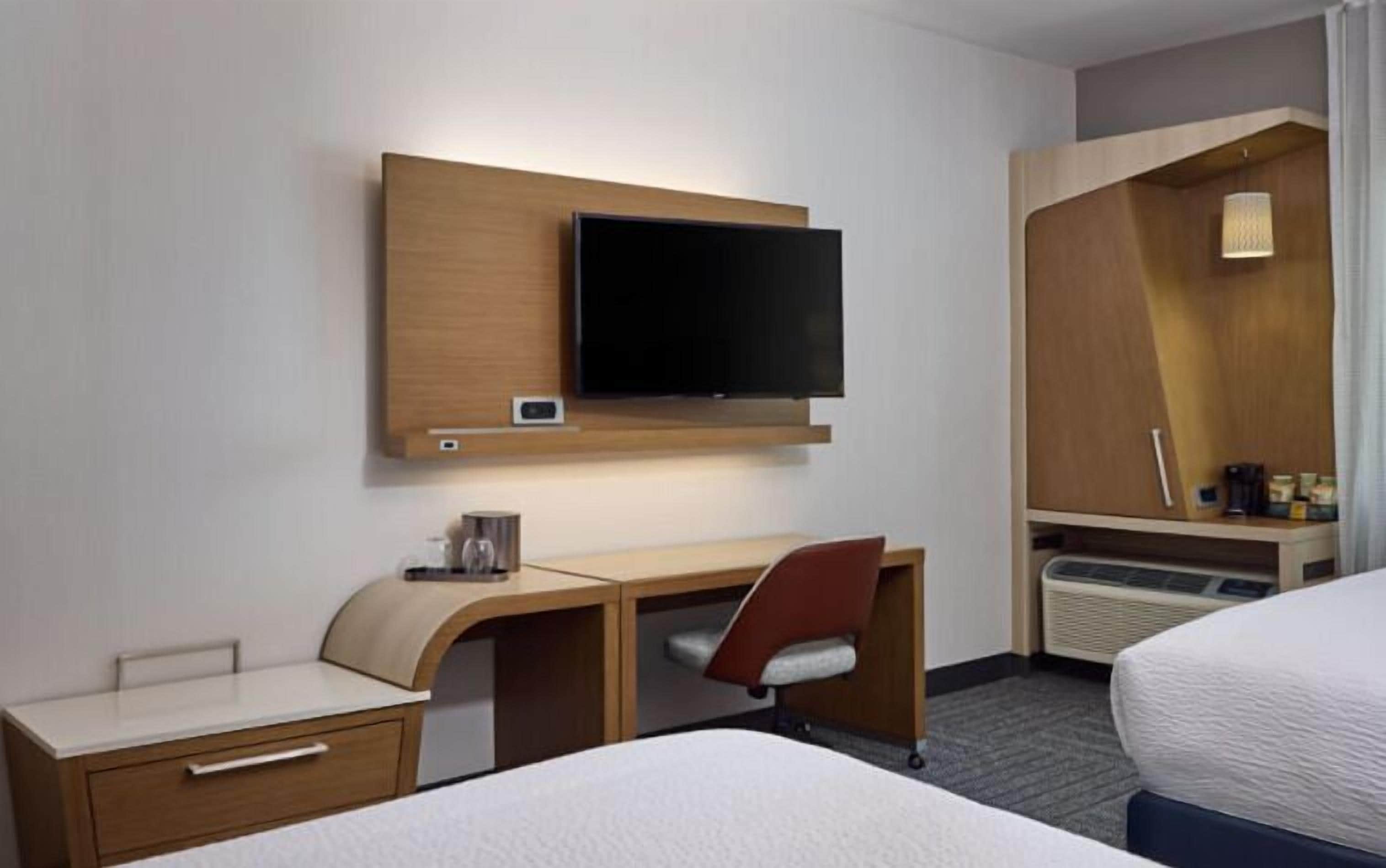 Bộ đồ giường cao cấp, bàn, bàn ủi/dụng cụ ủi quần áo 