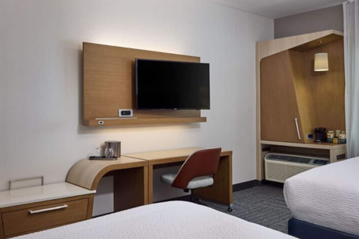 Premium bedding, desk, iron/ironing board, free WiFi