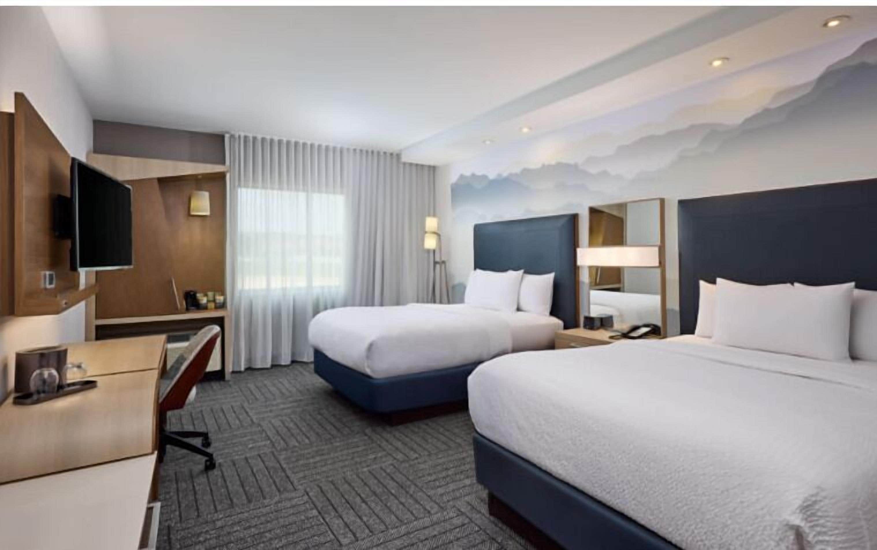 Phòng, 2 giường cỡ queen (Mobility/Hearing Access, Roll-In Shwr) | Bộ đồ giường cao cấp, bàn, bàn ủi/dụng cụ ủi quần áo 