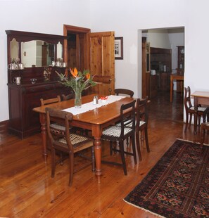 Perhetalo, 3 makuuhuonetta (Manor House) | Ruokailu omassa huoneessa