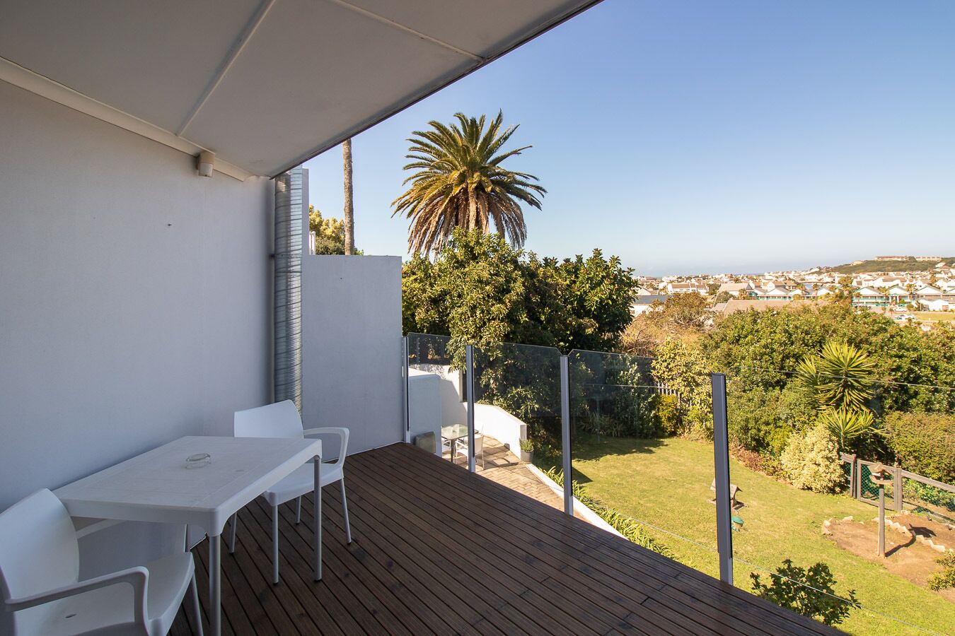 ลักซ์ชัวรี่อพาร์ทเมนท์ | ระเบียง