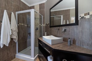Luxury Apartment | Bathroom shower - Dockside Guest House (Port Alfred)