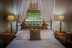 Caja de seguridad en la habitación y tabla de planchar con plancha