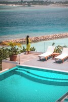 Una piscina al aire libre (de 07:00 a 19:00), tumbonas