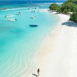 På stranden, vit sandstrand, solstolar och strandhanddukar