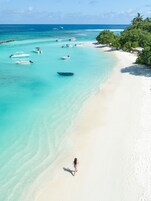 Ubicación a pie de playa, arena blanca, tumbonas y toallas de playa