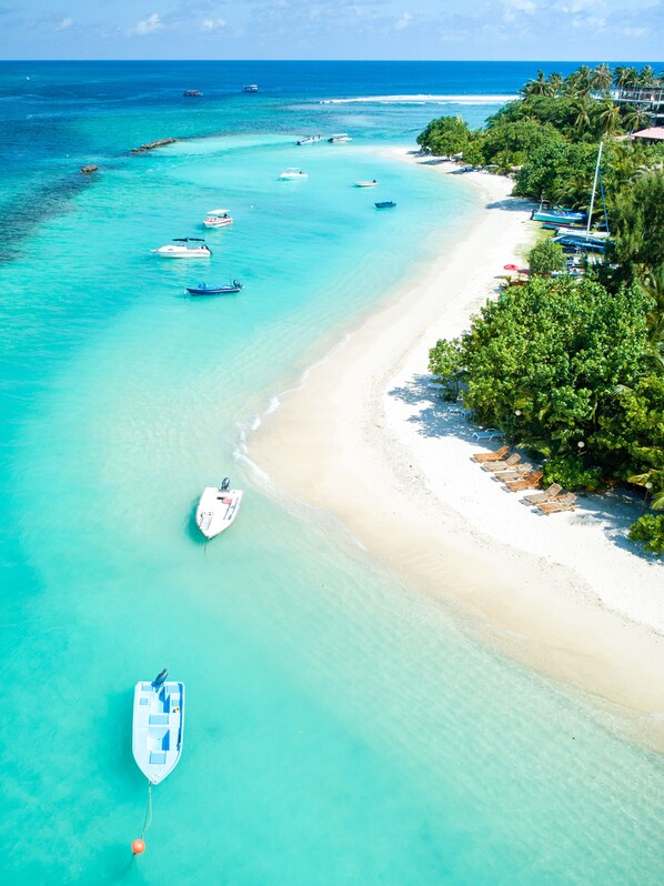 Am Strand, weißer Sandstrand, Liegestühle, Strandtücher