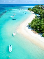 在海滩、白沙、沙滩椅、沙滩毛巾