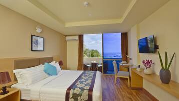 Minibar, coffres-forts dans les chambres, bureau