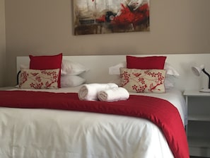Ropa de cama de alta calidad y caja de seguridad en la habitación