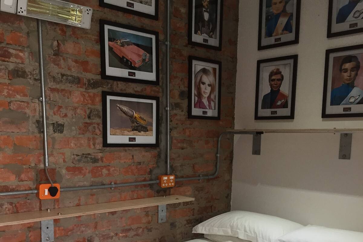 Ropa de cama de alta calidad y caja de seguridad en la habitación