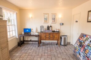 Business centre - E-Z 8 Motel Old Town (San Diego)
