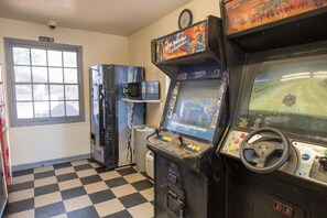 Games room - E-Z 8 Motel Old Town (San Diego)