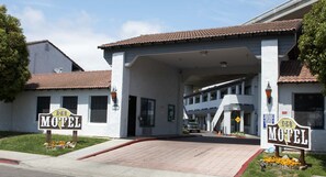 Property entrance - E-Z 8 Motel Old Town (San Diego)