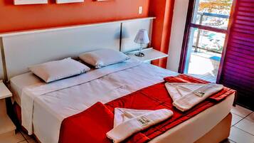 Deluxe-rum | Minibar, värdeförvaringsskåp på rummet, skrivbord och gratis wi-fi