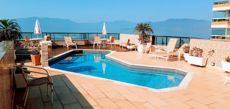 Una piscina al aire libre (de 08:30 a 21:30), sombrillas, tumbonas. Jangada Flat Service