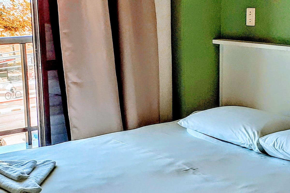 deluxe room | minibar, in-room safe, desk, free wifi