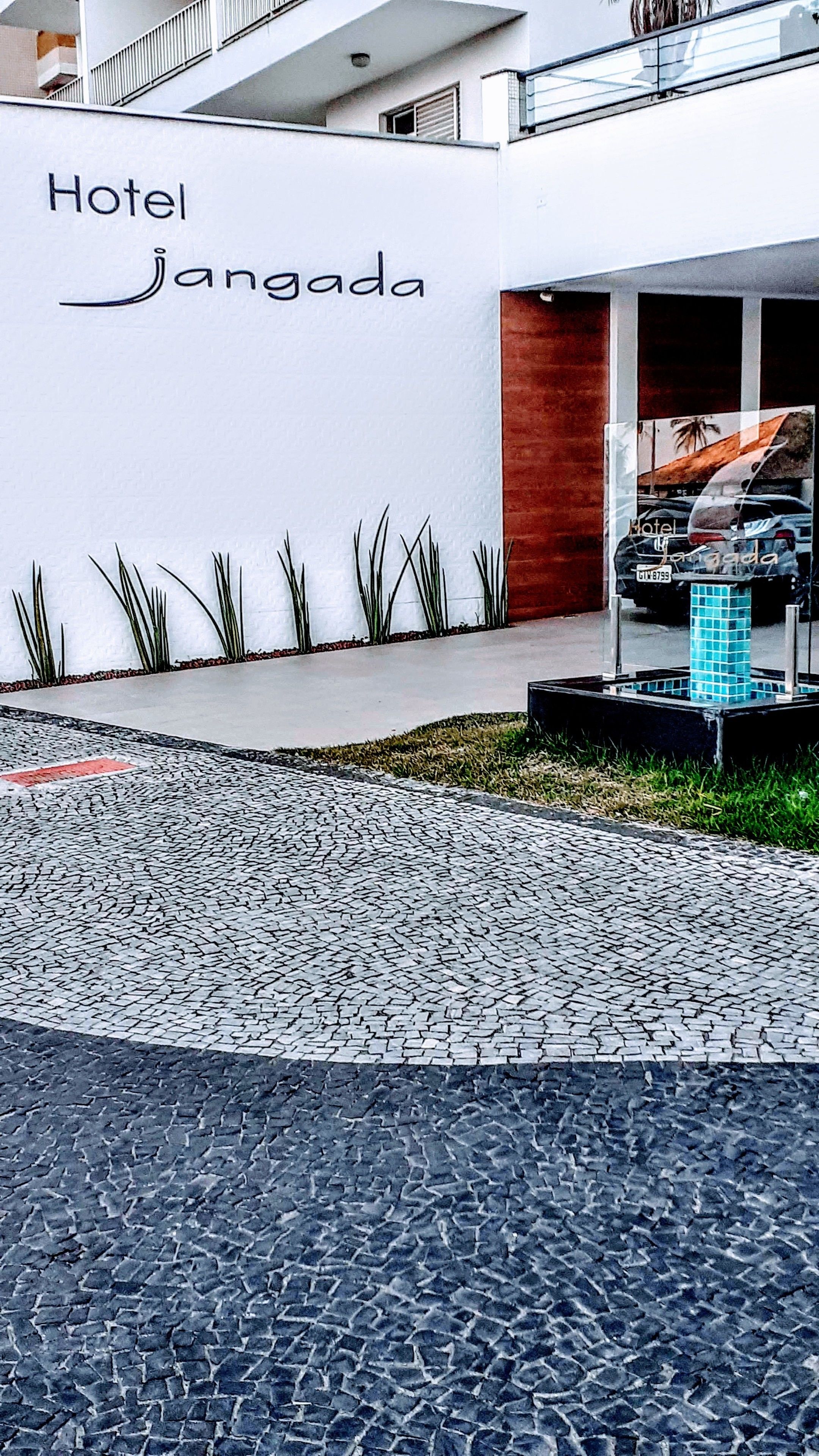 A hotel entrance with a sign reading "Hotel Jangada."