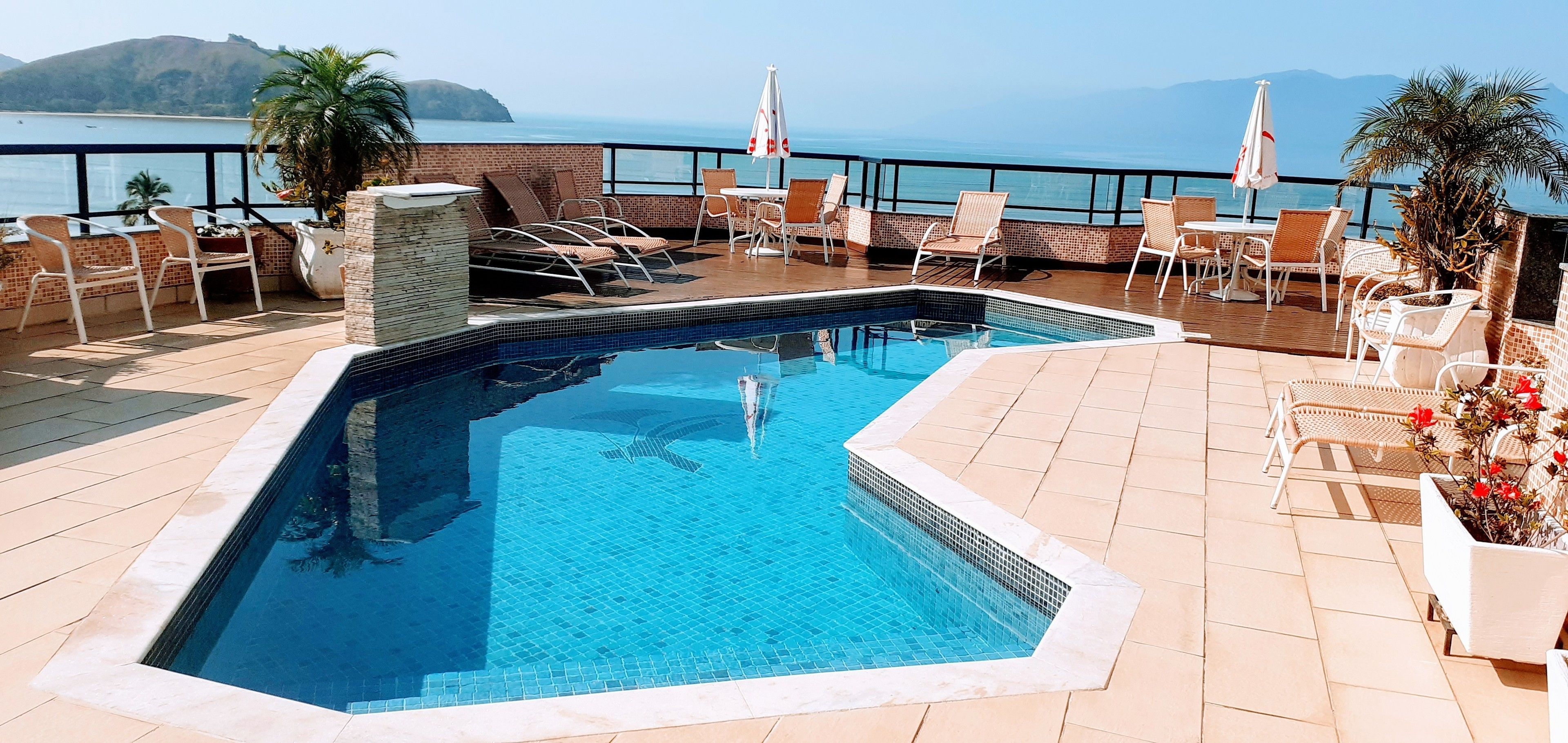 Piscina externa, funciona das 8h30 às 21h30, guarda-sóis