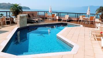 Piscina externa, funciona das 8h30 às 21h30, guarda-sóis