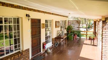 Standaard cottage, 2 slaapkamers, niet-roken, uitzicht op rivier (Woodlands) | Terras