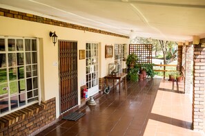 Standard-Ferienhaus, 2 Schlafzimmer, Nichtraucher, Flussblick (Woodlands) | Terrasse/Patio