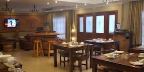 Daily full breakfast (ZAR 80 per person)