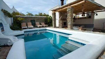 Ulkouima-allas, aurinkotuoleja