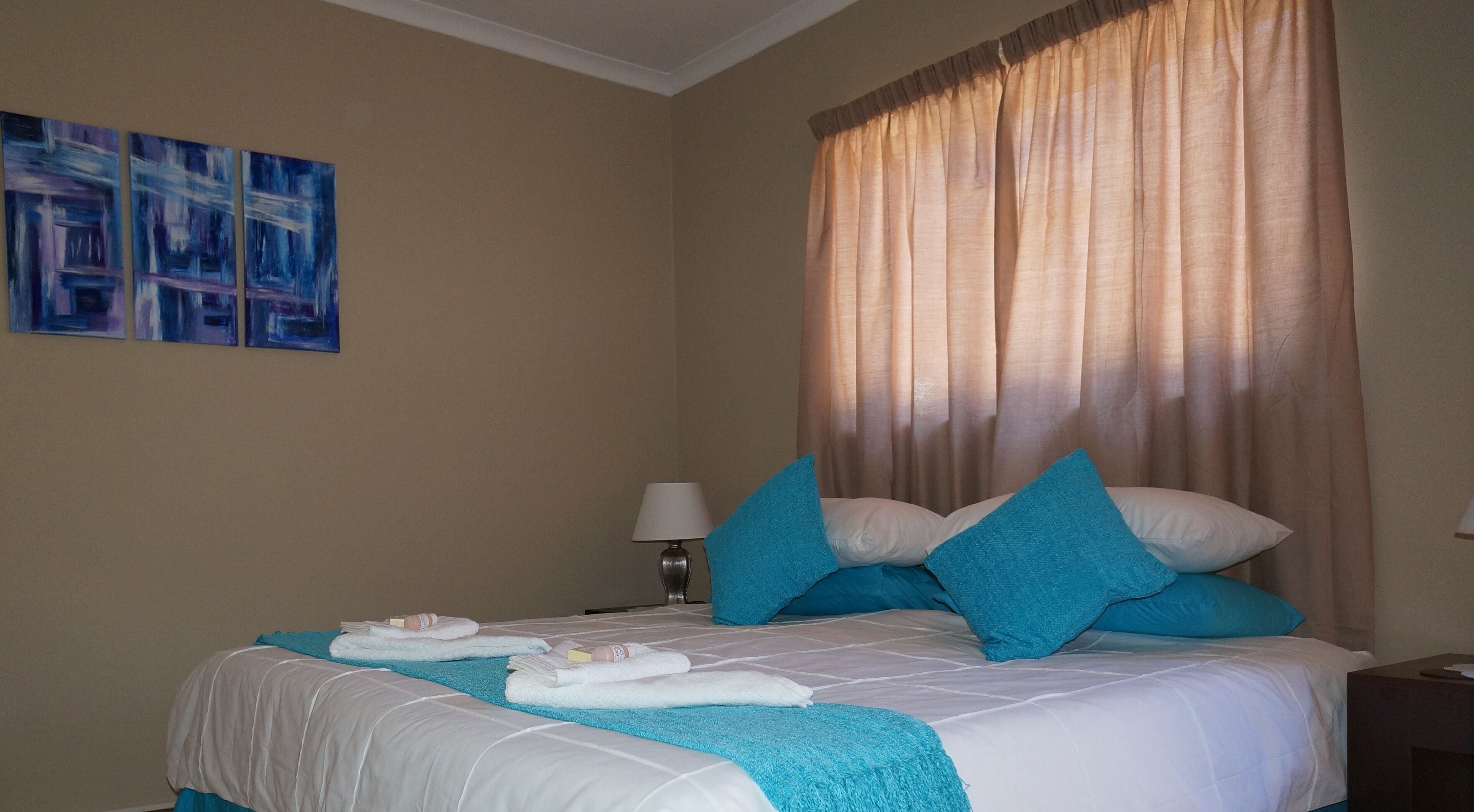 Luxury Double Unit | Escritorio, wifi gratis y ropa de cama 