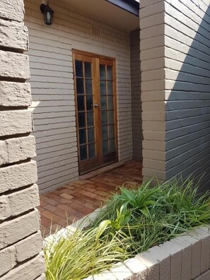 Property grounds - Mc Kala Guest House (Kimberley)