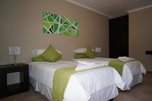 Desk, free WiFi, bed sheets - Mc Kala Guest House (Kimberley)