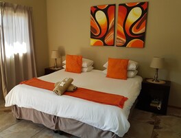 Escritorio, wifi gratis y ropa de cama