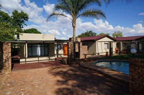 Outdoor pool - Mc Kala Guest House (Kimberley)