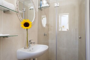 Standardværelse med 2 enkeltsenge - 1 soveværelse | Badeværelse | Gratis toiletartikler, hårtørrer, badekåber, håndklæder