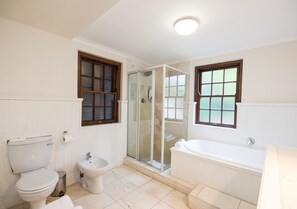 Luxury Double Room, 1 Bedroom | Bathroom