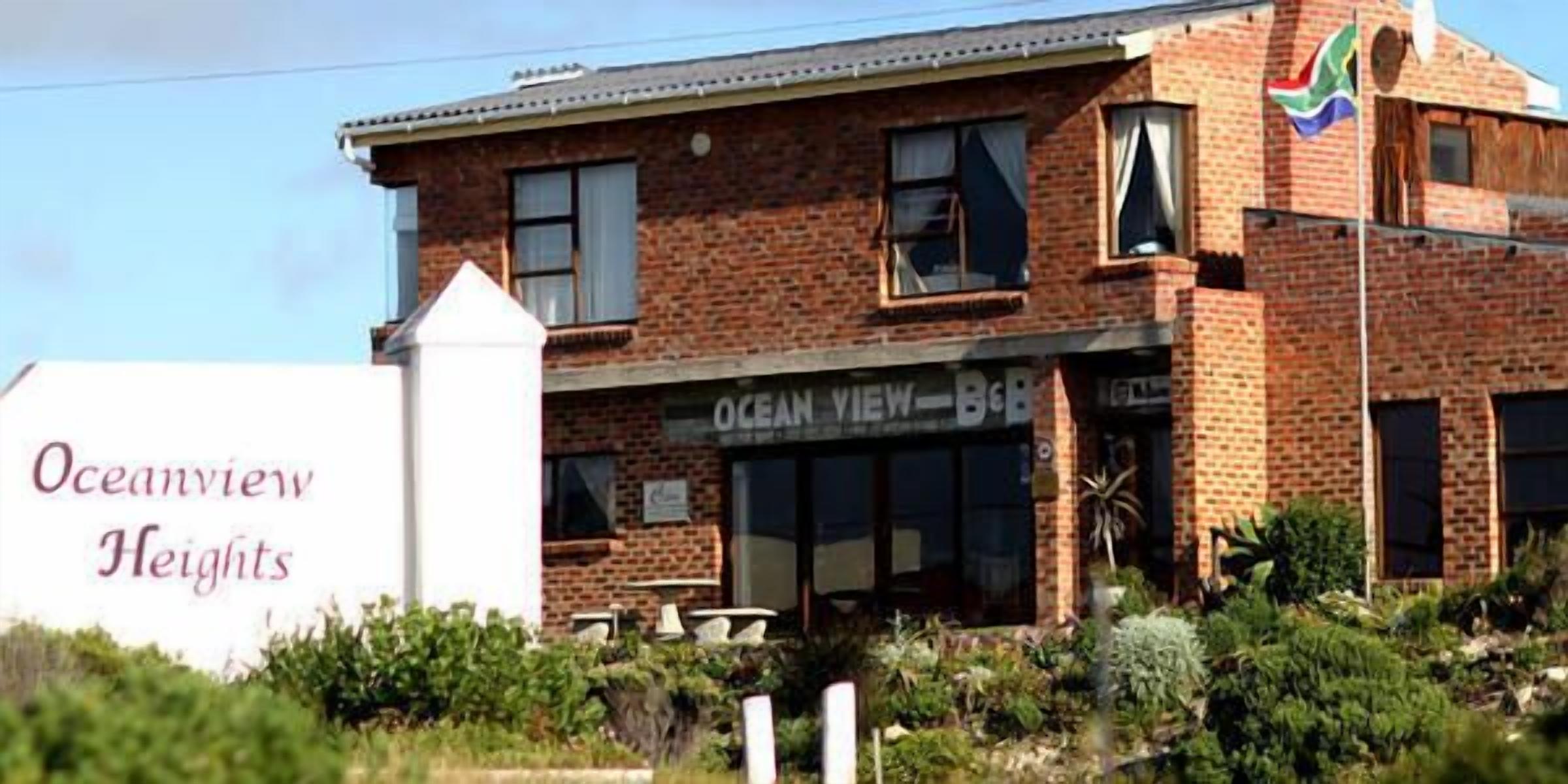 Ein Backsteinhaus mit einem Schild, auf dem "Oceanview Heights" steht.
