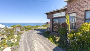 Un edificio de ladrillo con un letrero que dice "Oceanview B&B" y vista al océano.