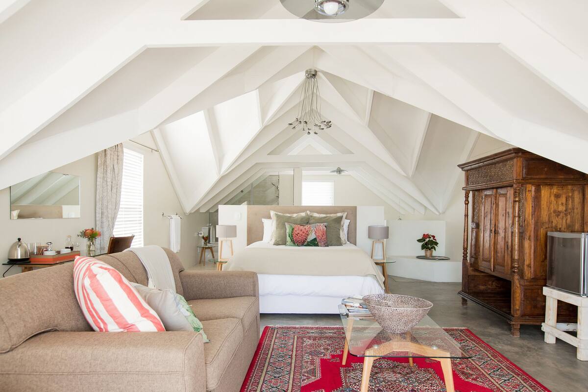 Deluxe Room, 1 Bedroom (Protea Suite) | Bar mini, peti besi dalam bilik, Wi-fi percuma, cadar katil