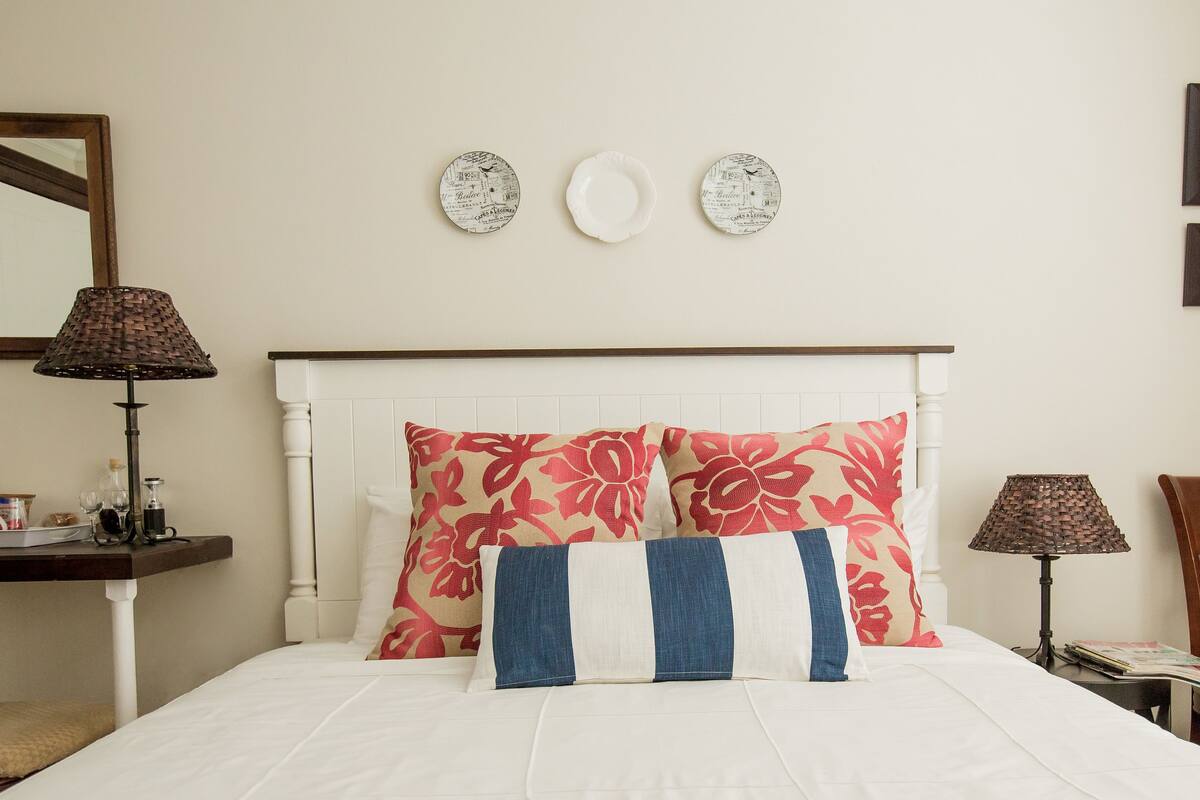 Deluxe Room, 1 Bedroom (Crayfish Room) | Bar mini, peti besi dalam bilik, Wi-fi percuma, cadar katil