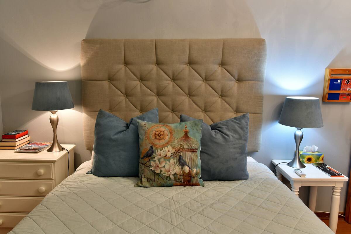Family Room, 1 Bedroom (Double/Family for 3 persons) | Peralatan tempat tidur premium, peti besi dalam bilik