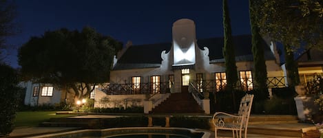 Fassade der Unterkunft – Abend/Nacht